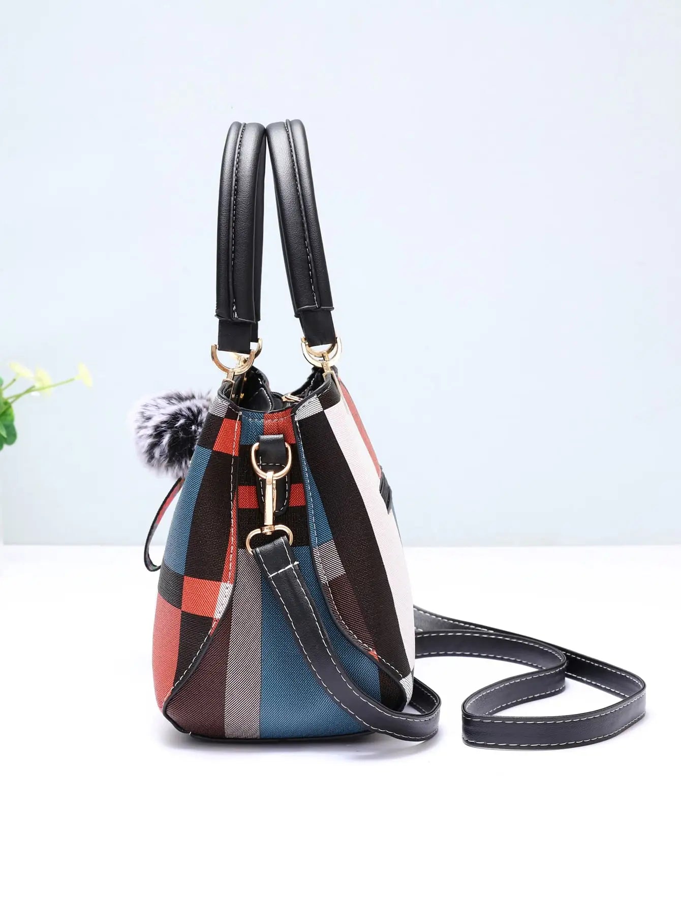 New luxury handbag for women with random grid design, fashionable shoulder bag