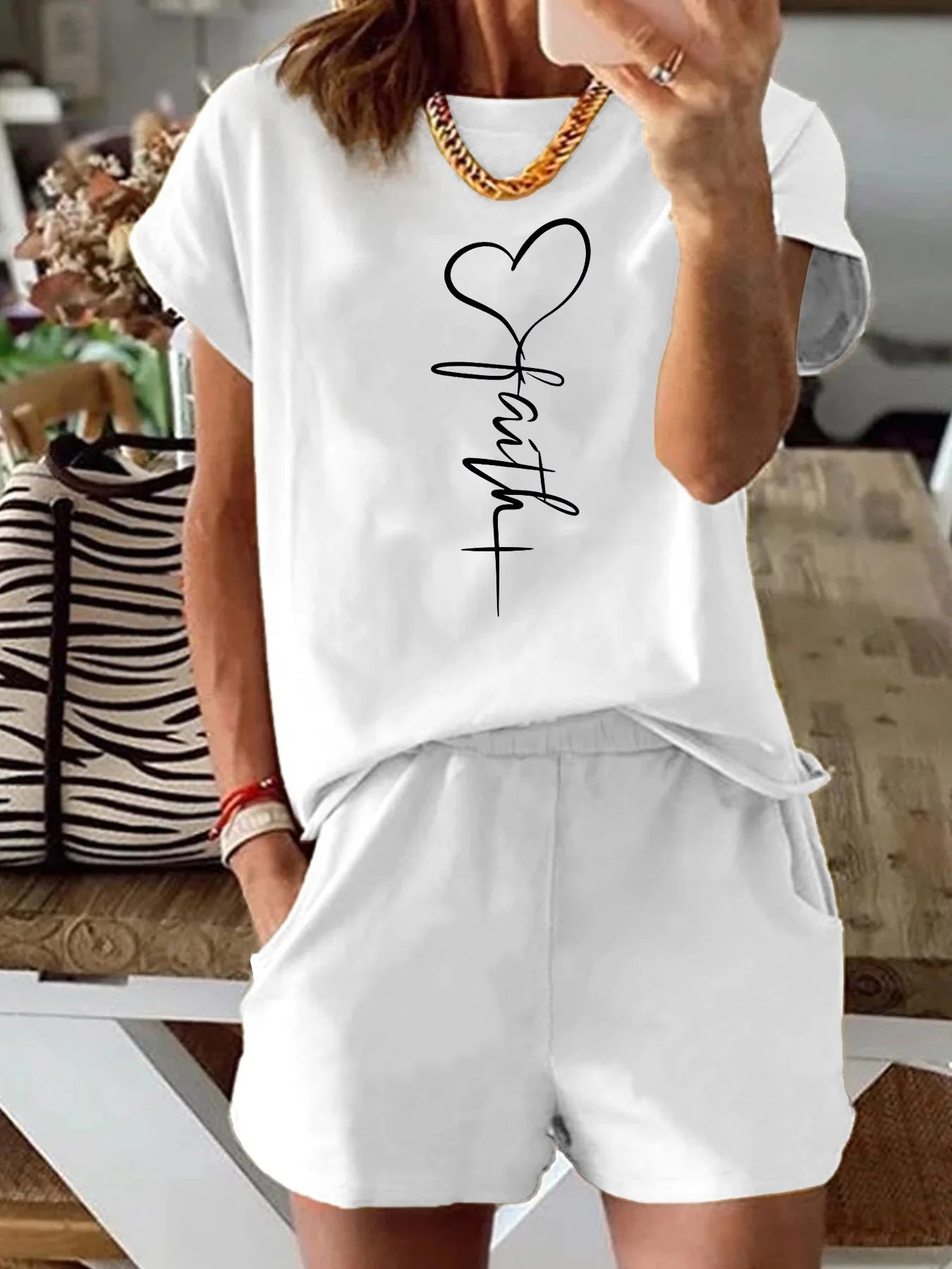 Heart-shaped cross print loose round neck short sleeved T-shirt