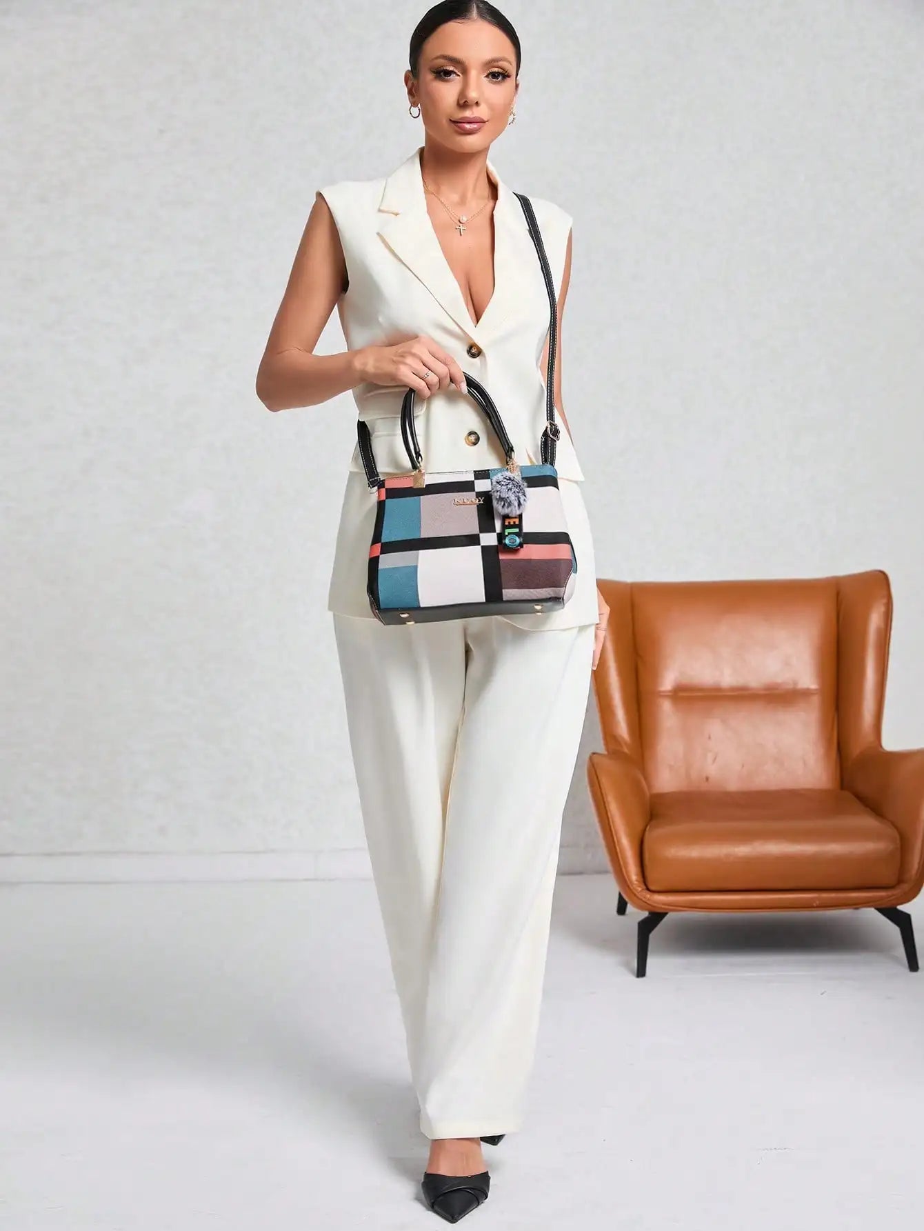 New luxury handbag for women with random grid design, fashionable shoulder bag