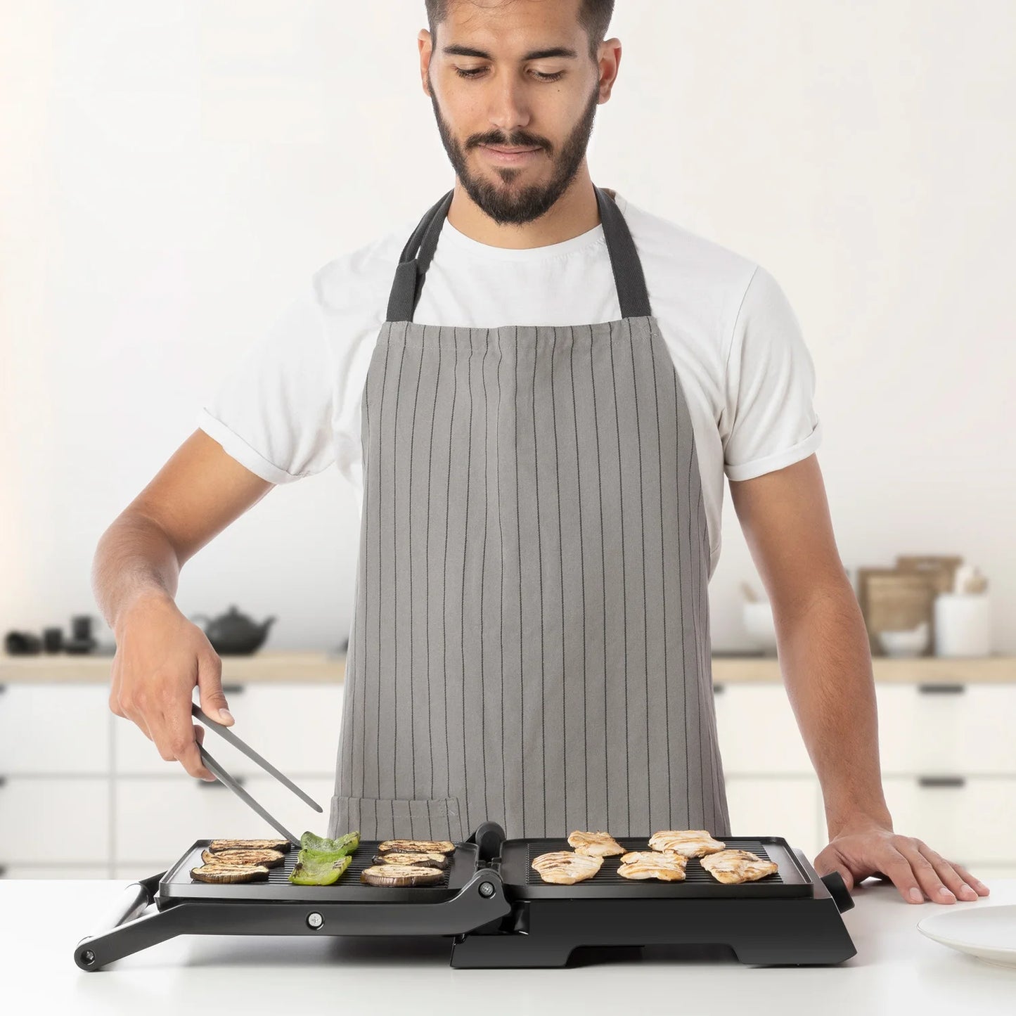 Mellerware Electric Grill Hotty 2200W with Non-Stick Coating, Adjustable Thermostat, 180º Opening, 29x46cm Surface, and PFOA Free Design, Perfect for BBQ and Kitchen Use.