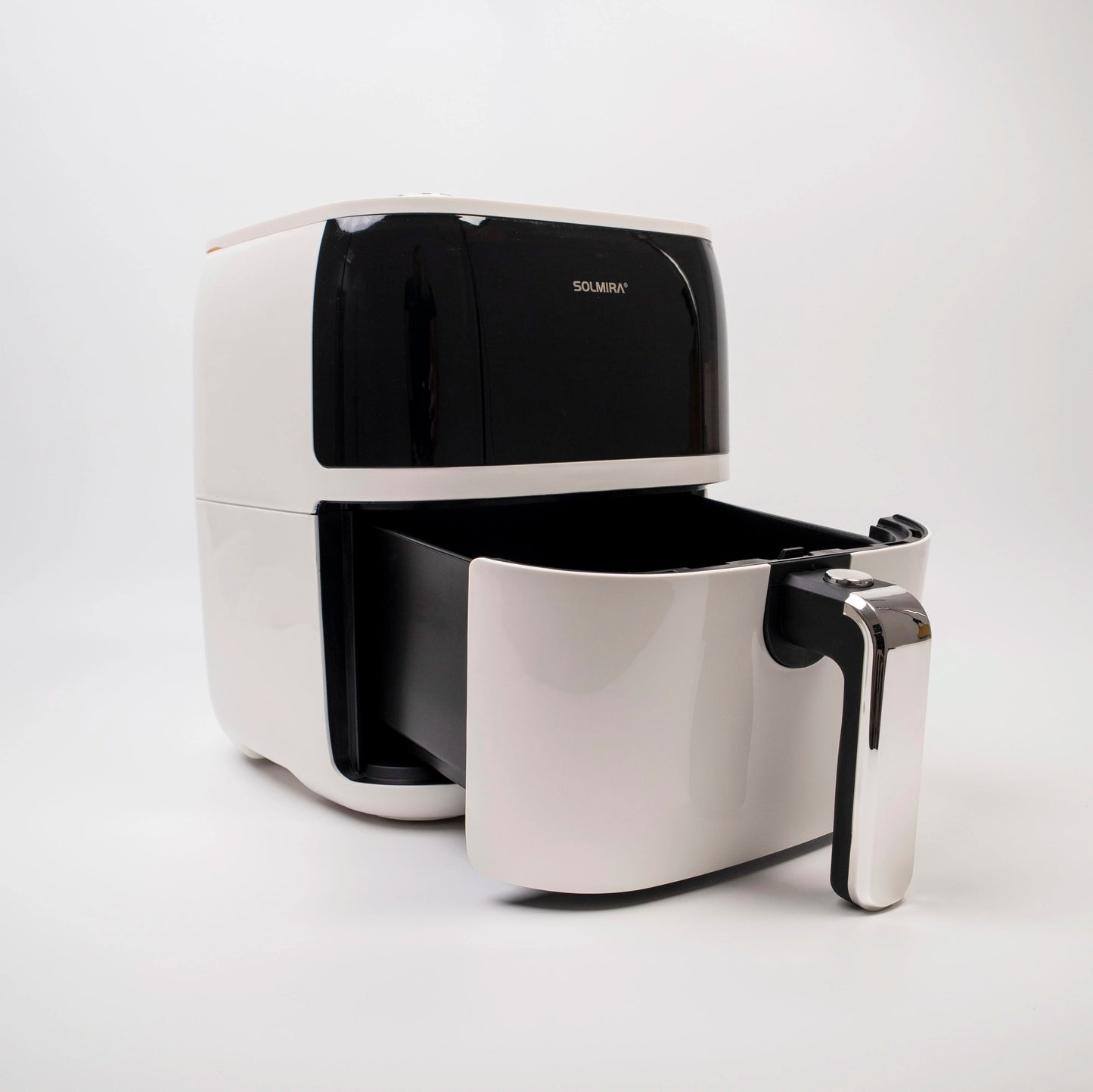 6L Air Fryer by SOLMIRA, 1400W capacity, designed for oil-free grilling, features a compact size of 40x34x38cm, CE certified, perfect for healthy cooking and equipped for various uses.