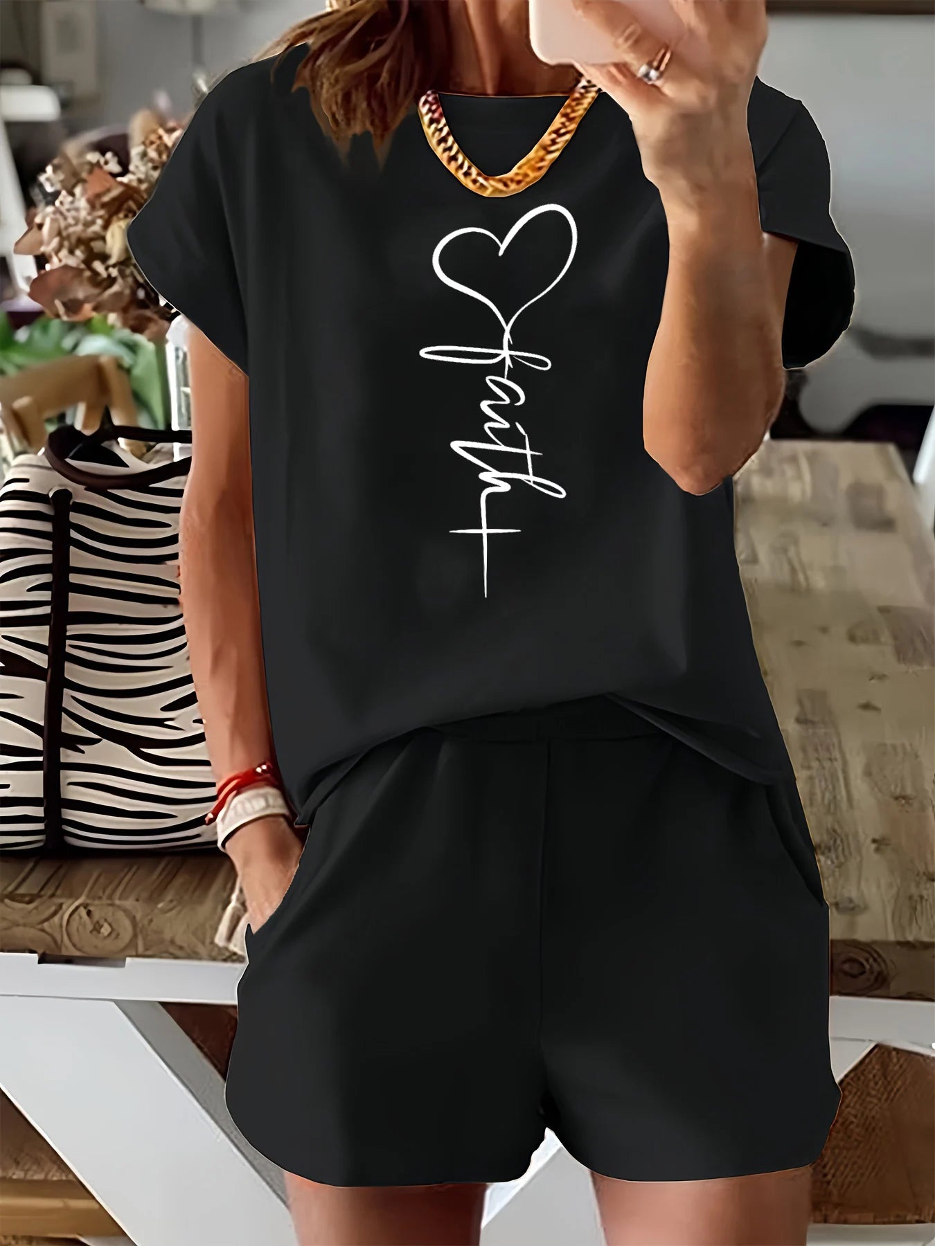Heart-shaped cross print  loose round neck short sleeved T-shirt